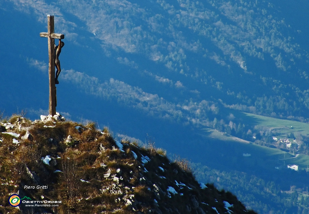 44 Croce in legno col Cristo crocefisso.JPG